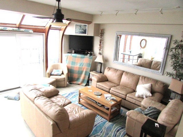 54 Oceanside Dr, Hull