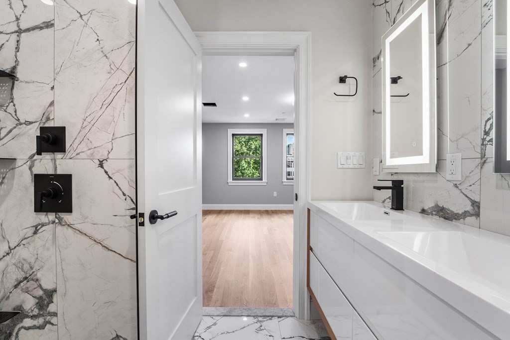 903 Beacon St, Back Bay