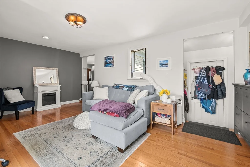 196 Waverley Rd, North Andover