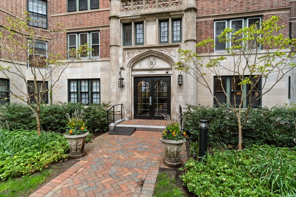 988 Memorial Dr, Harvard Square