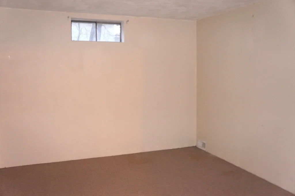 567 Mendon Rd, Attleboro