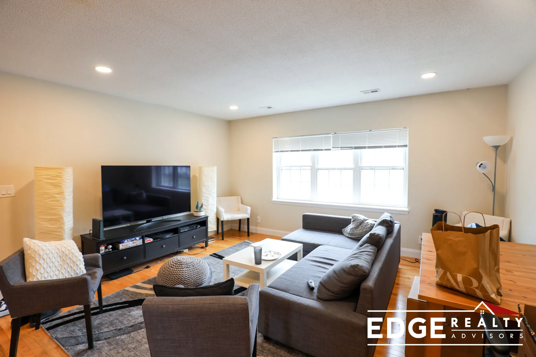 204 Lake Shore Rd, Oak Square