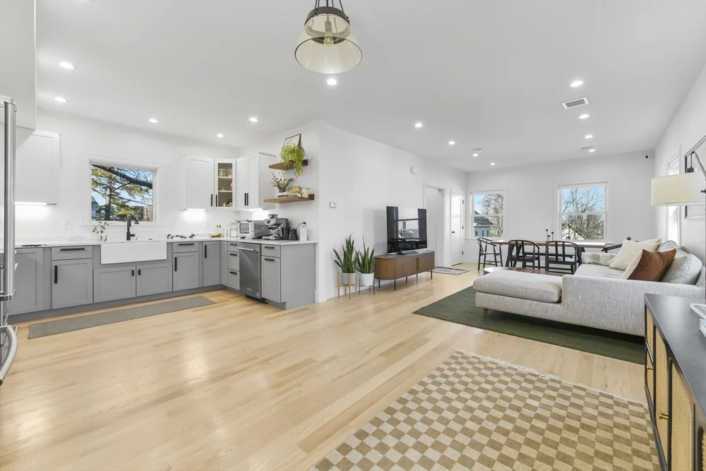 17 Akron St, Roxbury