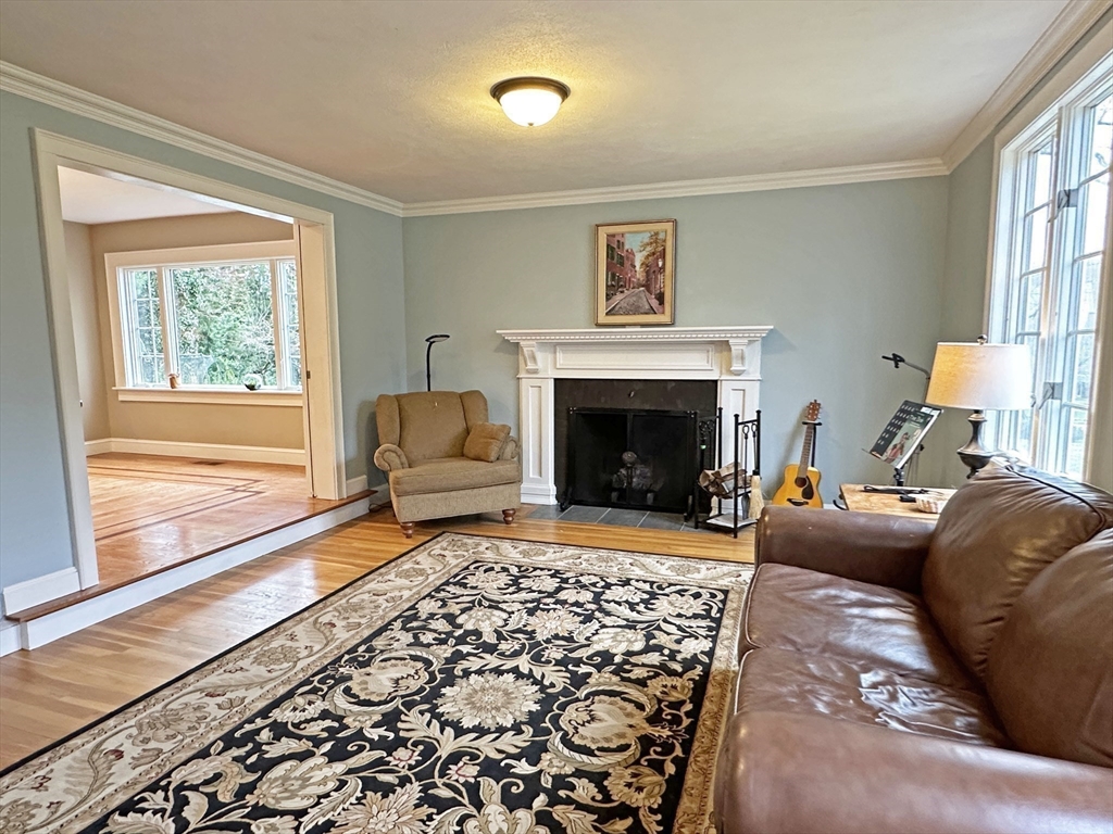 9 Lantern Rd, Belmont