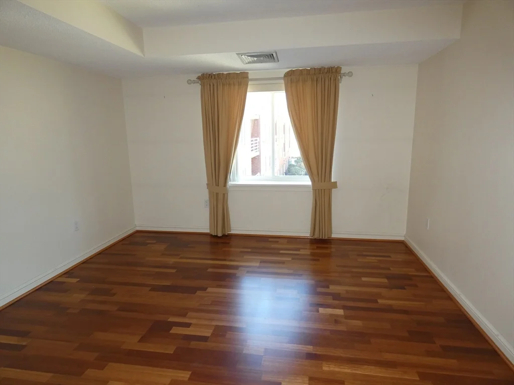 380 Place Ln, Woburn