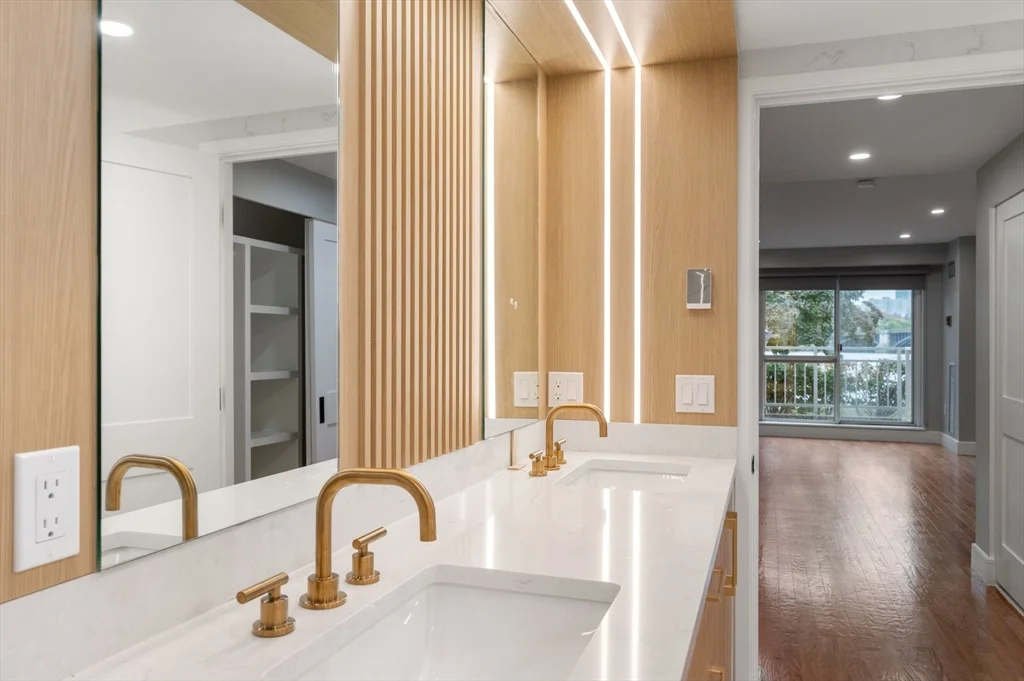 75-83 Cambridge Pkwa, Cambridgeport