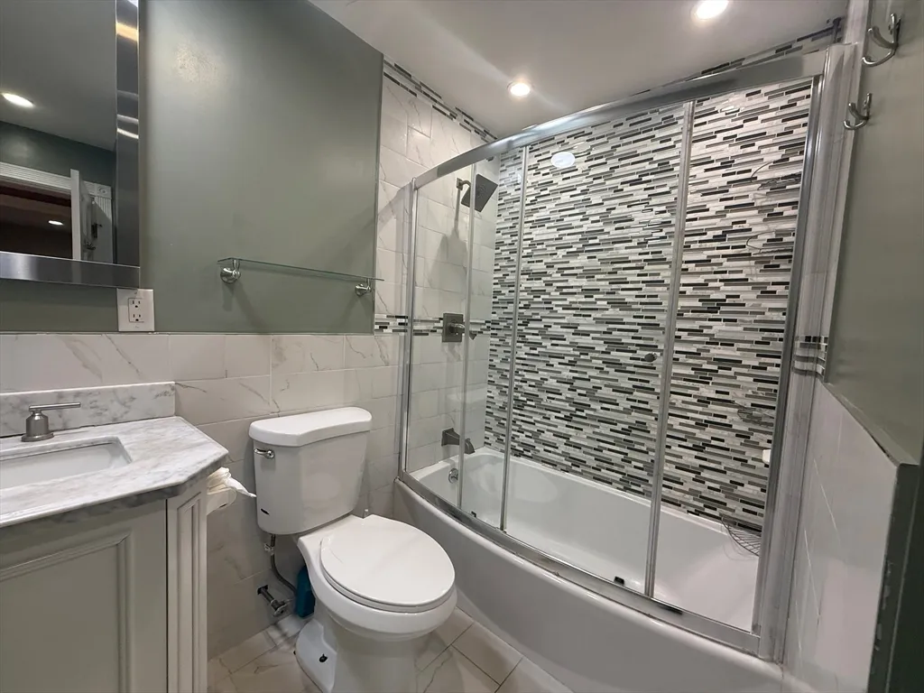 4 Shadowbrook Ln, Milford