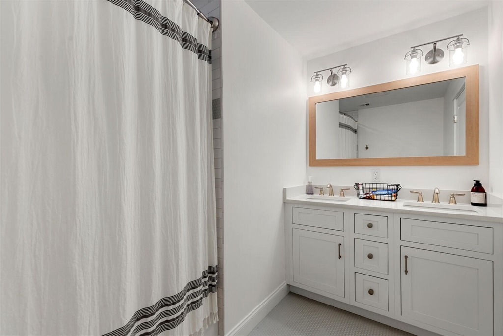 40 Foley Beach Rd, Hingham