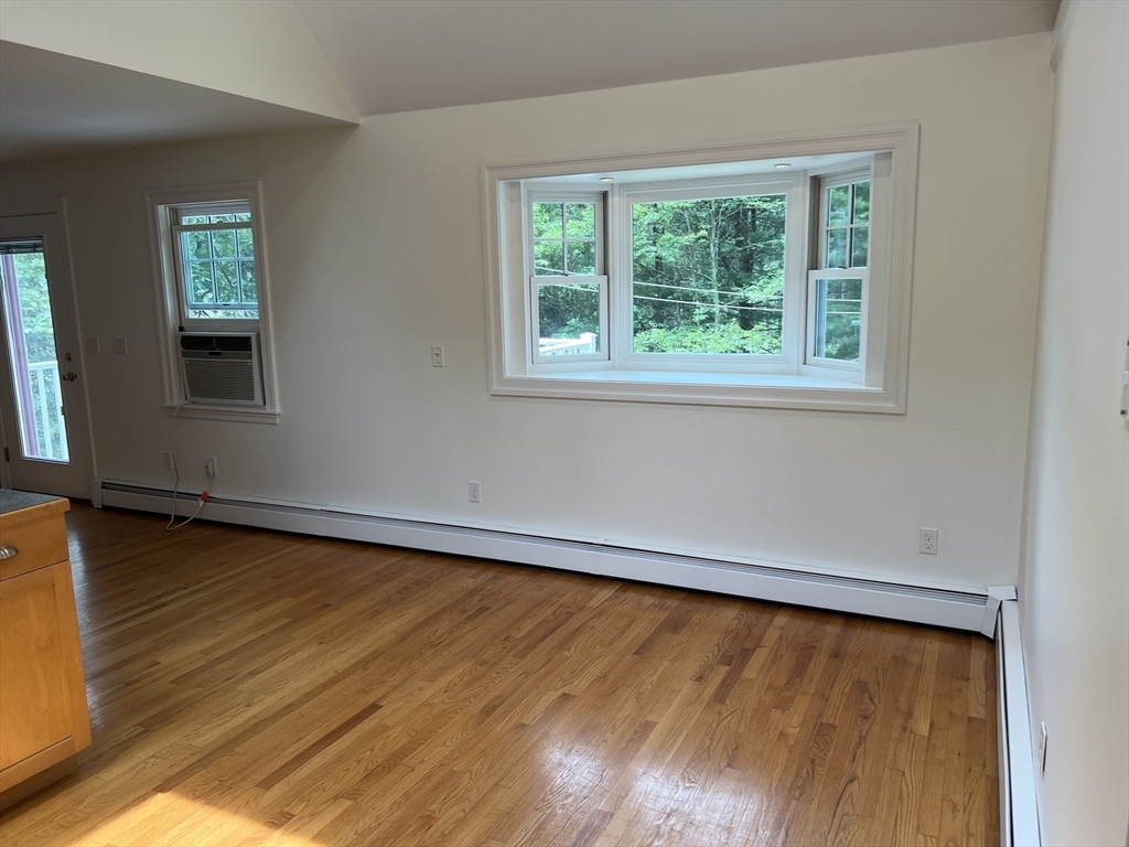 22 Warren Ln, Weston