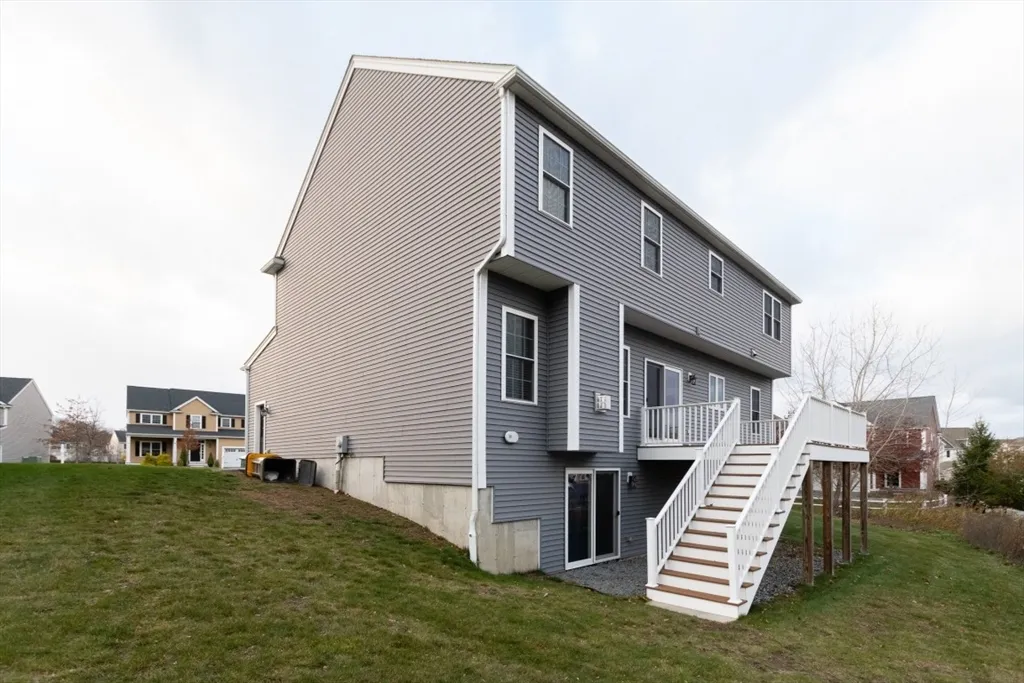 15 Hialeah Ln, Framingham