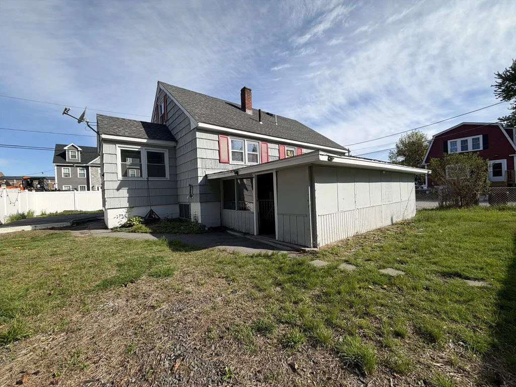 89 Bunker Hill Ave, Lowell