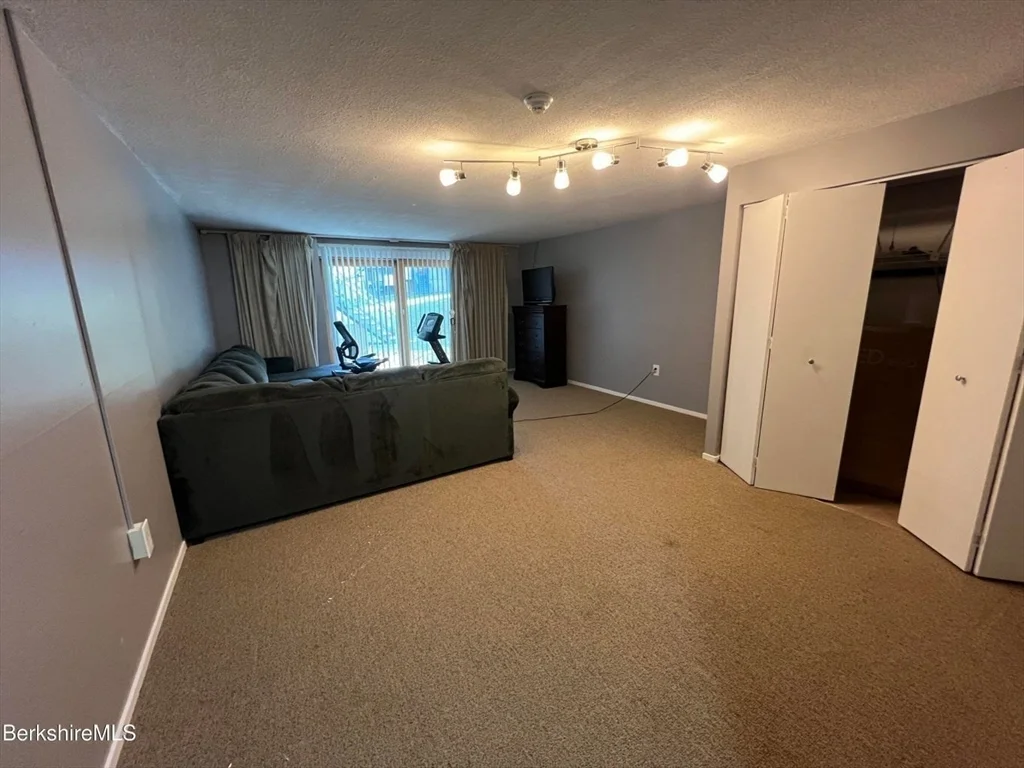 1 Rolling Hills, Lenox