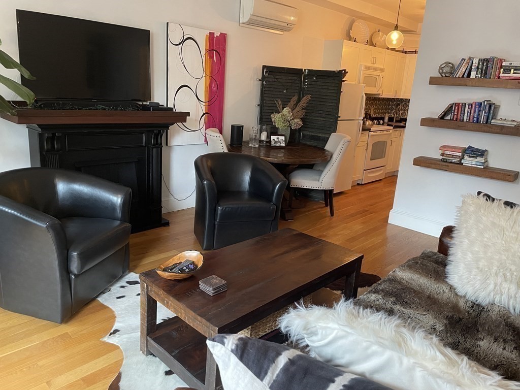 211 Newbury St, Back Bay