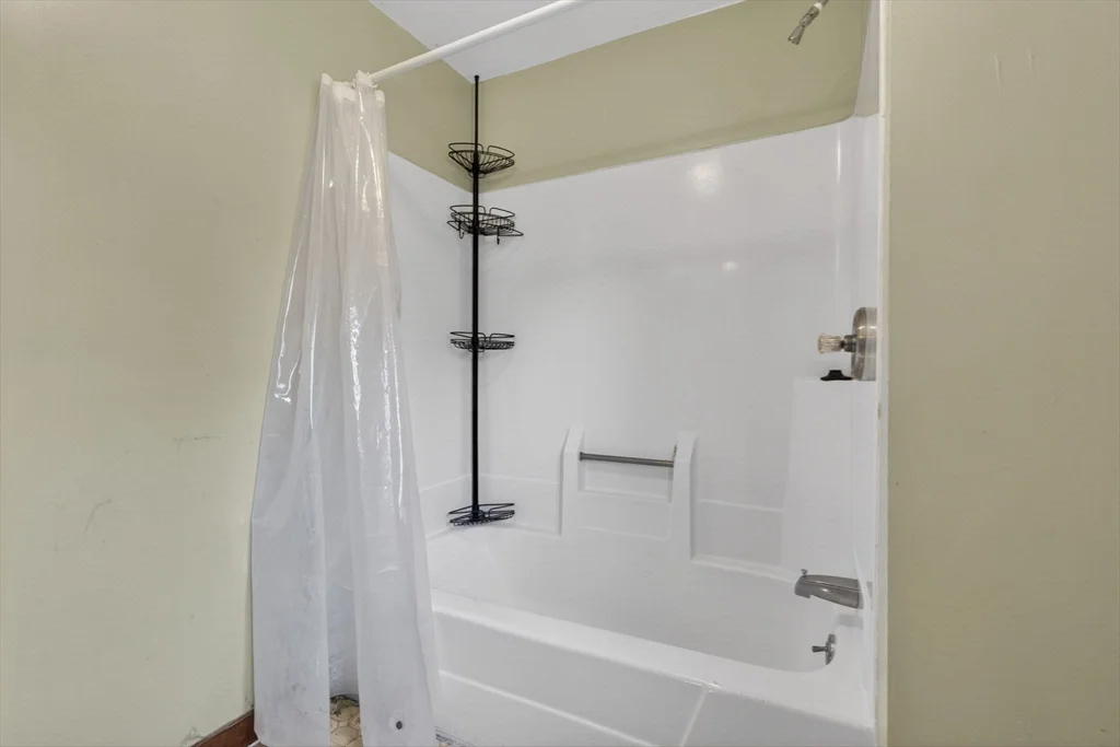 6 Pine Woods Rd, East Kingston