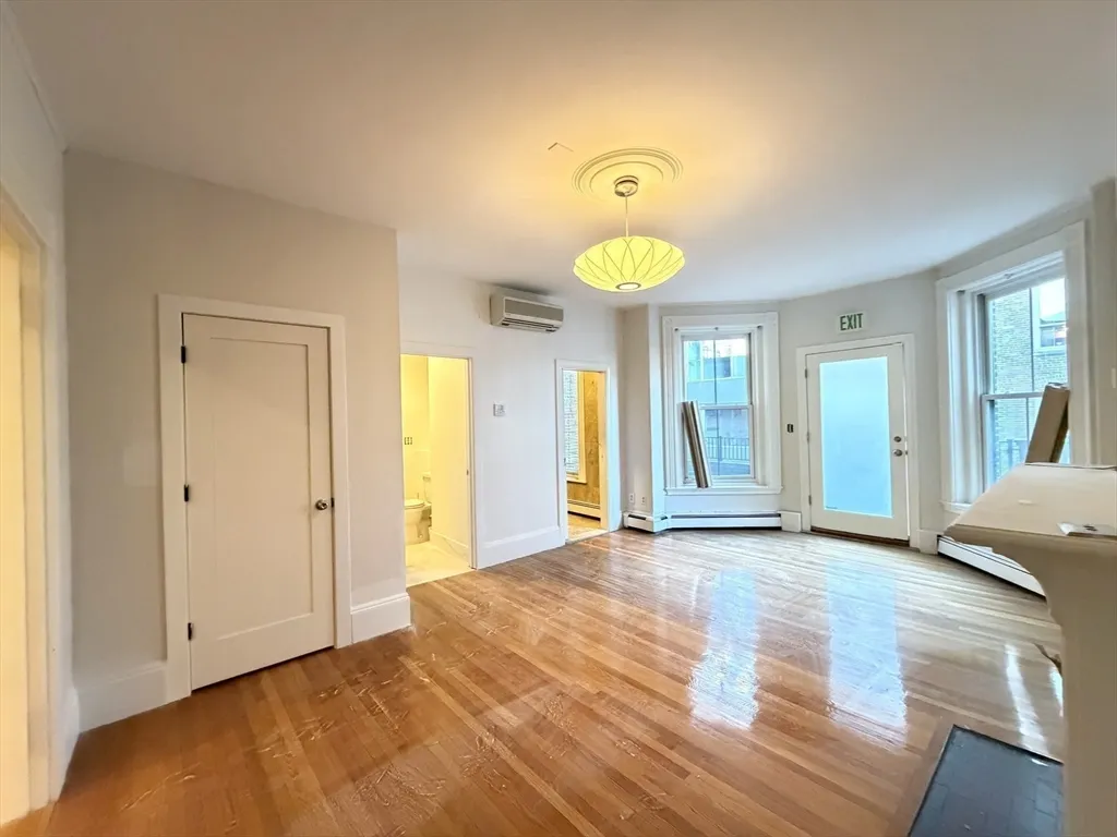 218 Newbury St, Back Bay