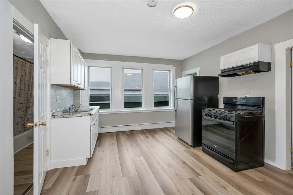 50 1/2 Common St, North Lawrence