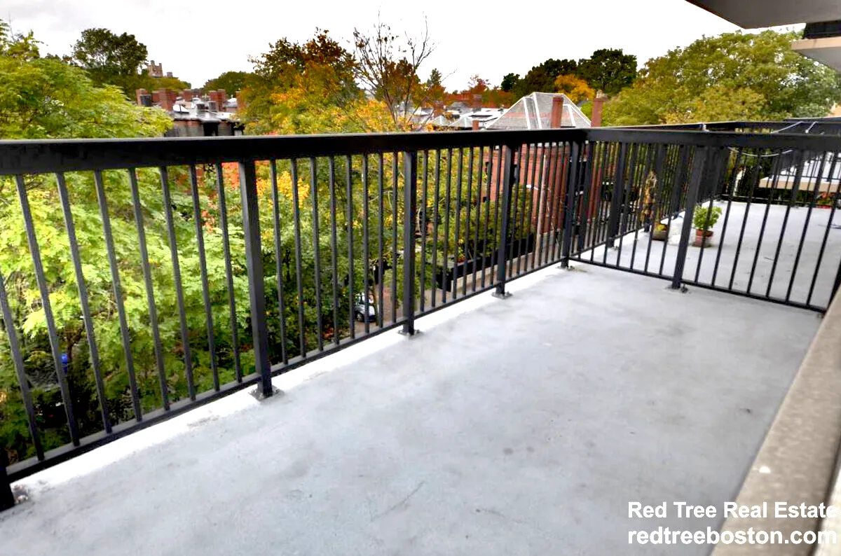 101 Monmouth St, Longwood