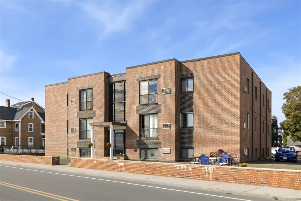 222 Winthrop Shore Dr, Winthrop