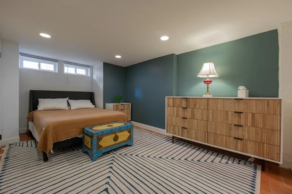 77 Columbus Ave, Prospect Hill