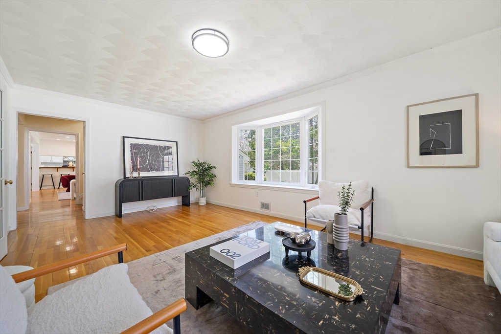 28 Mansfield Rd, Wellesley