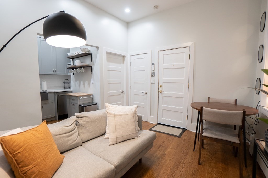 1 bed, 1 bath apartment for rent at 68 Phillips St Unit 2, Beacon Hill — photo 2 of 9