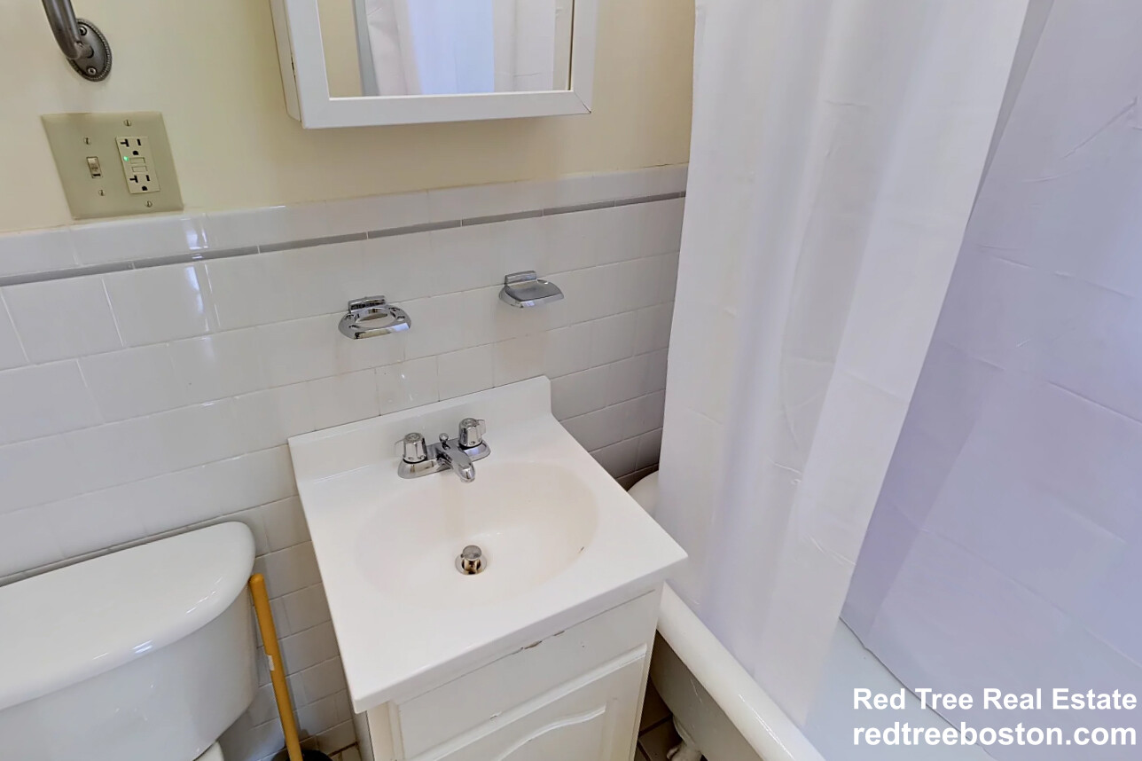 102 Queensberry St, Fenway