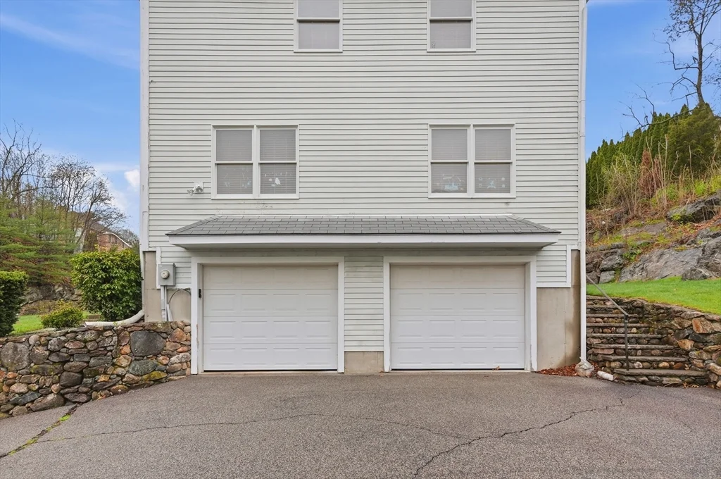11 Roseanna Park Dr, Waltham
