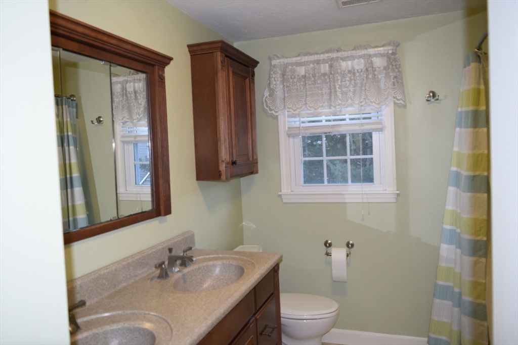 14 Meetinghouse Ln, Millbury