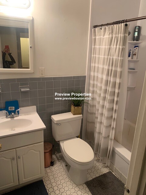 14 Lake Shore Ct, Oak Square