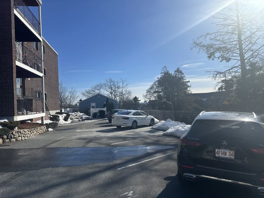 27 Alpine St, West End