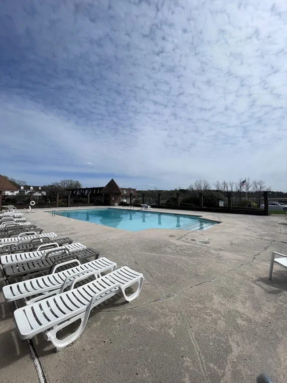10 Williamsburg Ct, Shrewsbury