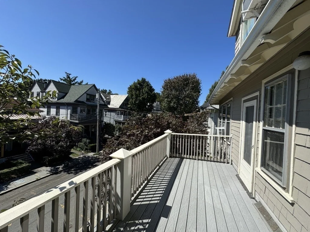 82 Stearns Rd, Longwood