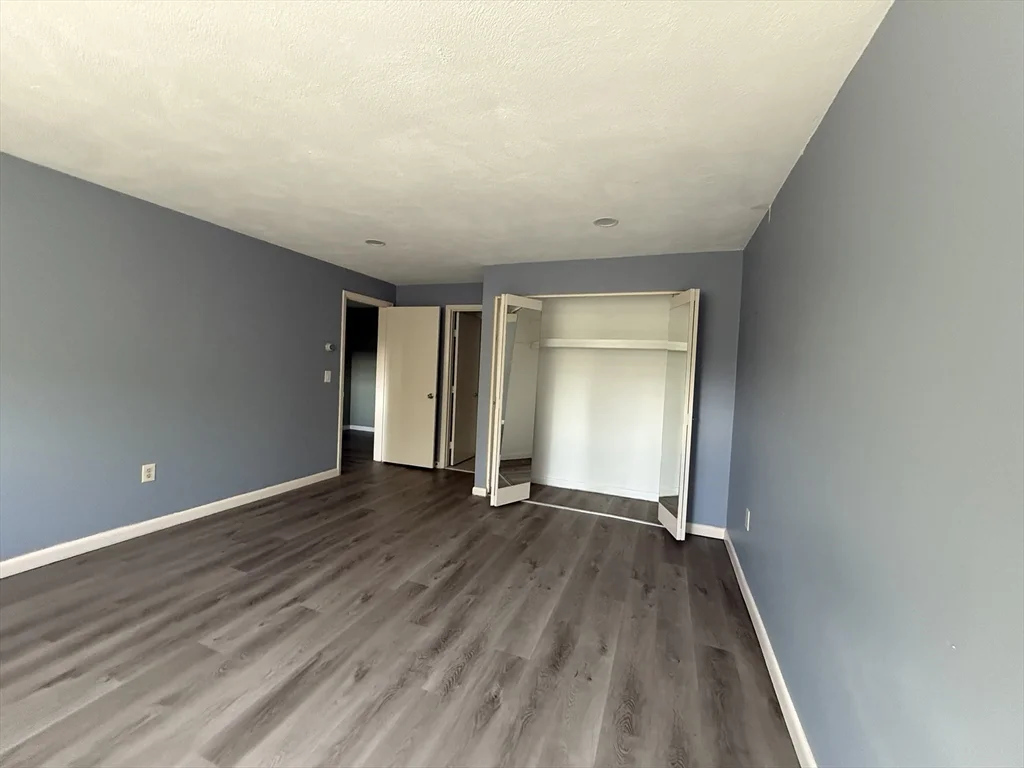 12 Williamsburg Ct, Shrewsbury