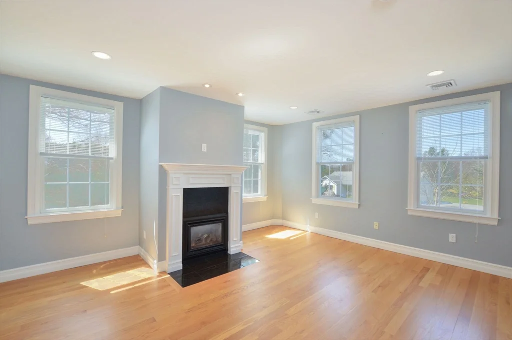 66 Tucker Ln, Dartmouth