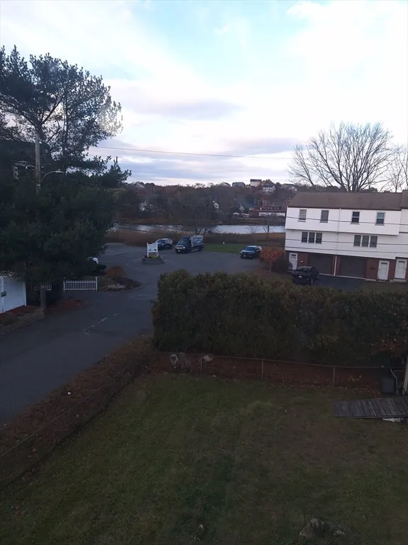 16 Riverside Ct, Saugus