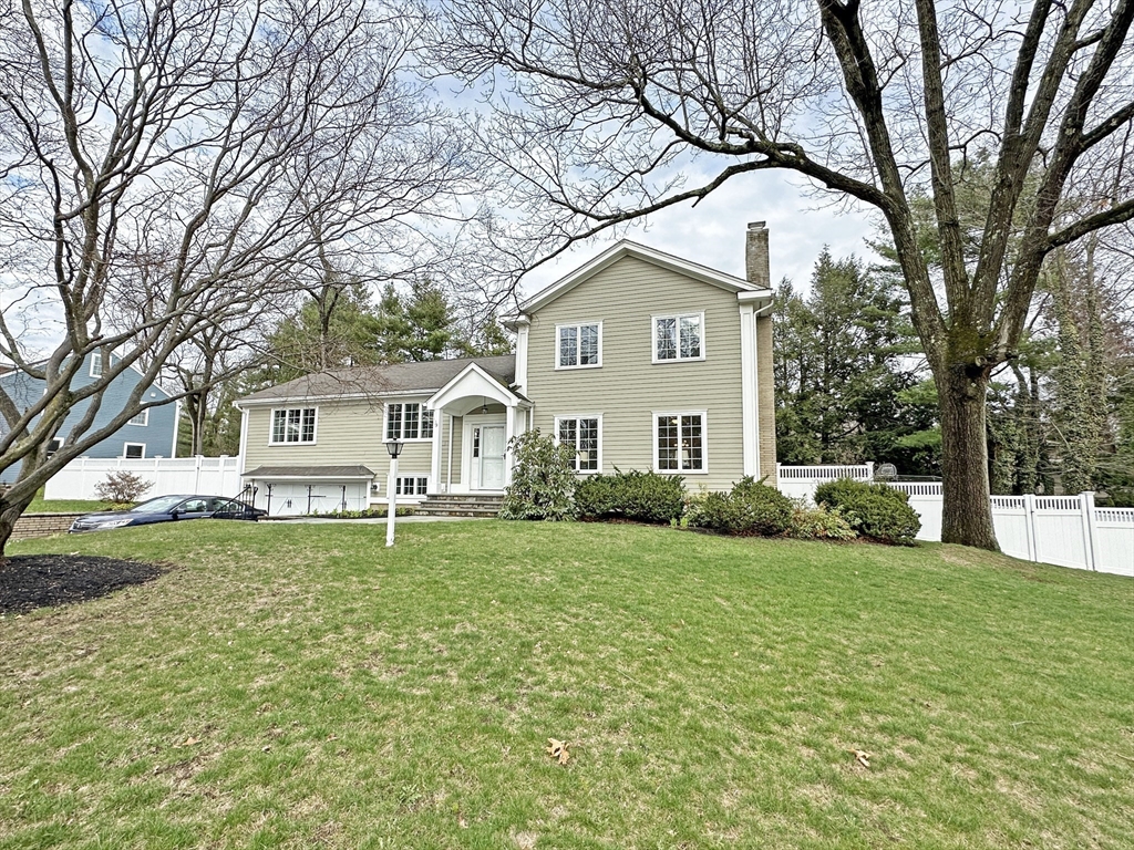 9 Lantern Rd, Belmont