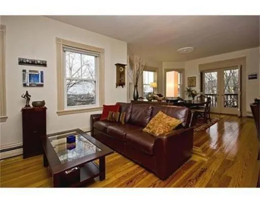 18 Sunset St, Mission Hill