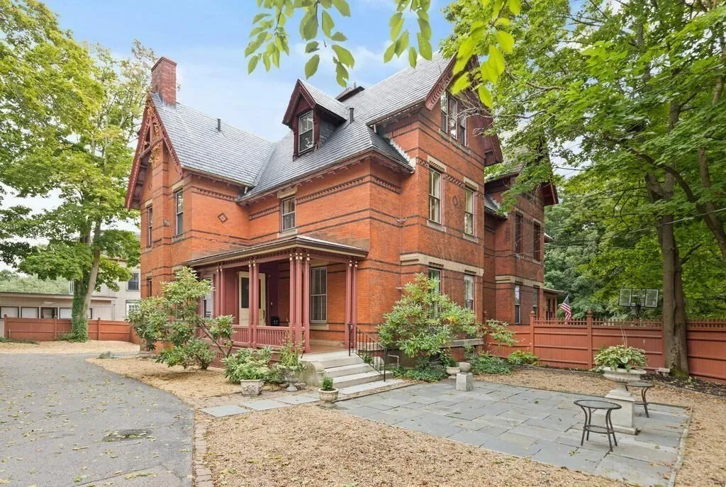 2 Rangeley Rd, Winchester