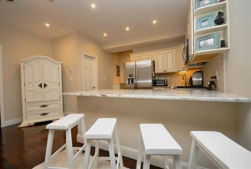 591 Beacon St, Fenway