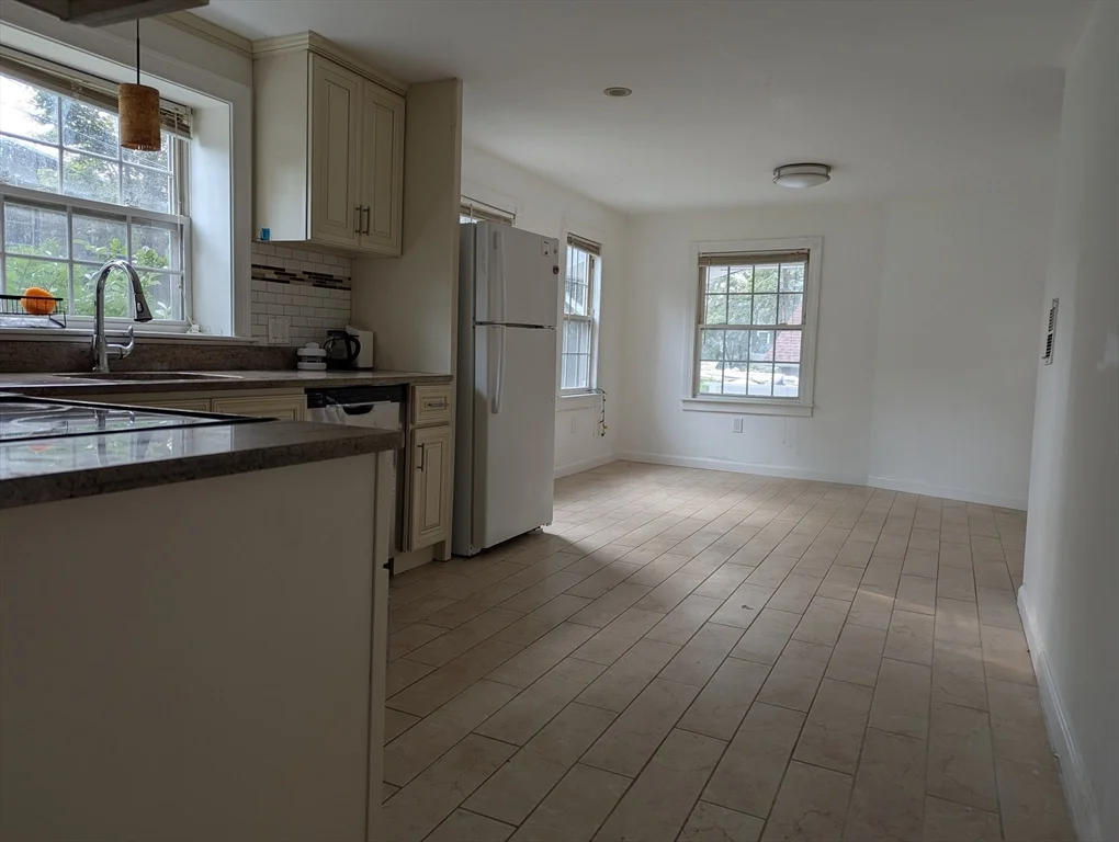 144 Lake Shore Dr, Weymouth