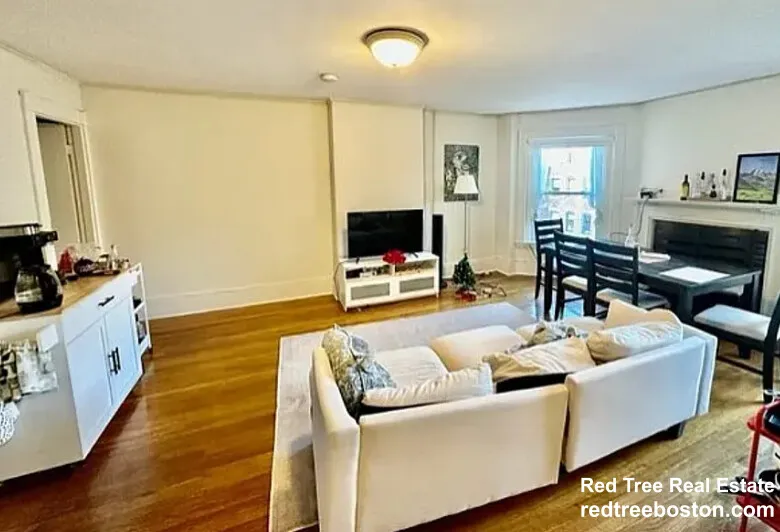 912 Beacon St, Fenway