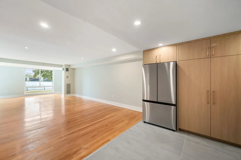 75-83 Cambridge Pkwa, Cambridgeport