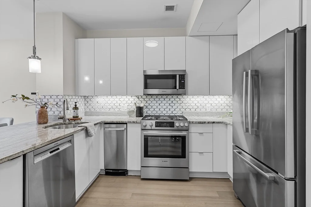 121 Portland, West End