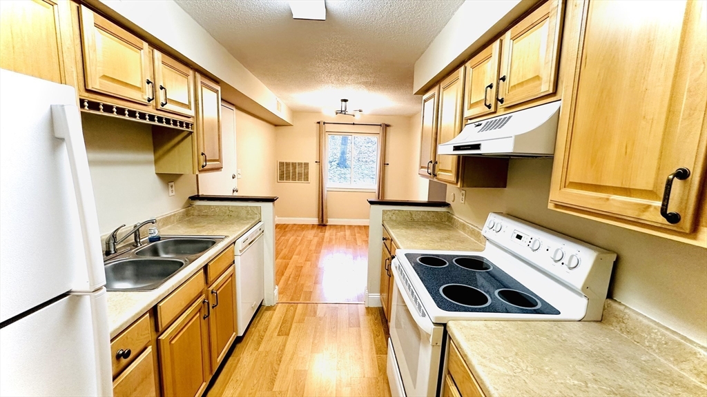 10 Beals Cove Rd, West Hingham