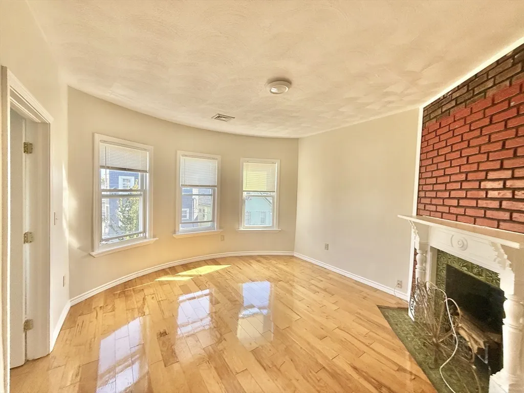 34 School St, Everett