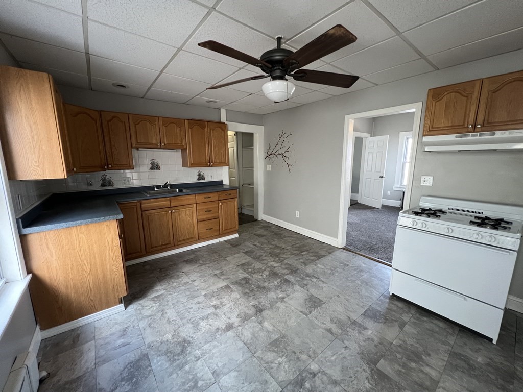 3 bed, 1 bath apartment for rent at 696 Broadway Unit 1, Everett — photo 5 of 6
