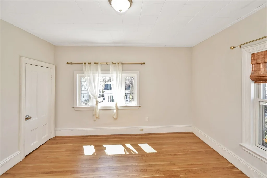 492 Metropolitan Ave, Hyde Park