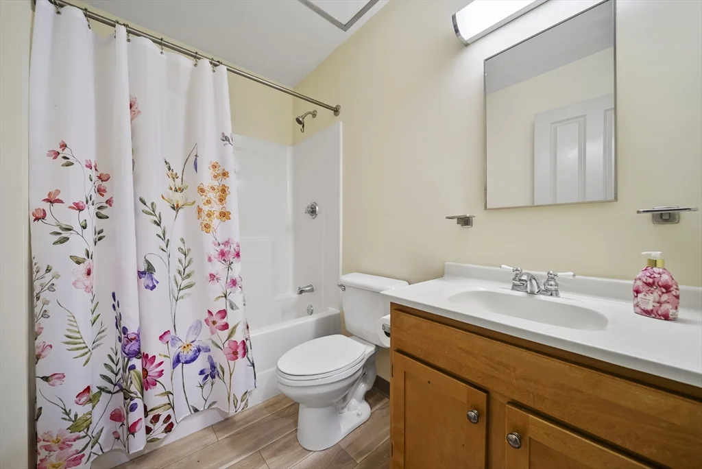 24 Cobblestone Ln, West Gloucester