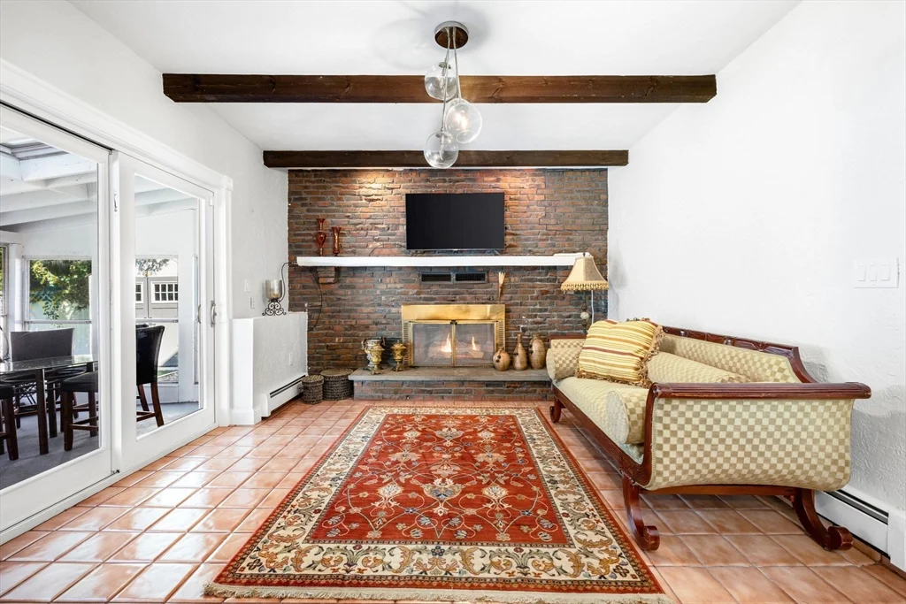46 Juniper Dr, Saugus