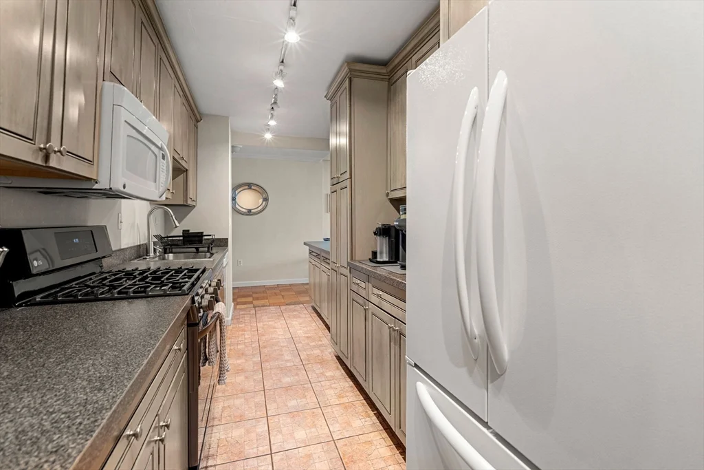 2 Hawthorne, West End